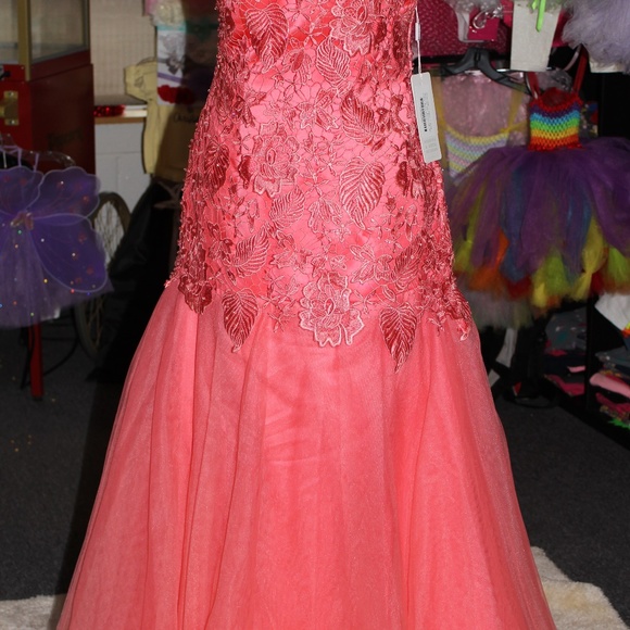 PROM Peach Dress in Women - Picture 2 of 4